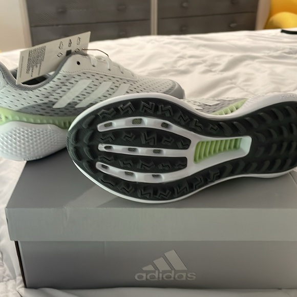 ADIDAS GOLF SHOE SIZE 5 women’s NWT - Picture 3 of 6
